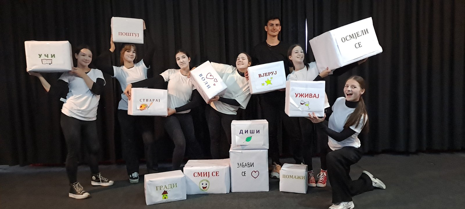 Gimnazijalci iz Doboja prenijeli snažnu poruku kroz predstavu „Ruke“