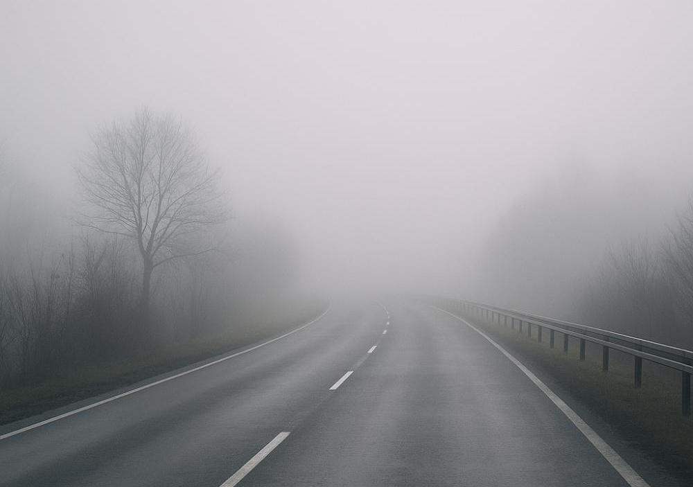 PUTEVI: Gusta magla otežava vožnju, brojni radovi i privremene obustave