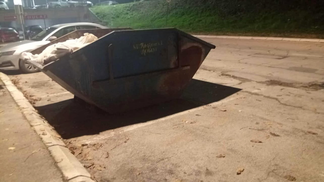 Kontejner postavljen na parking mjesto u Pjeskovima: građani traže reakciju grada | Dobojski info