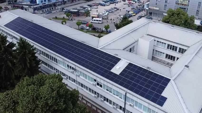 Doboj: Dom zdravlja pustio u rad solarnu elektranu od 60 kW – uštede do 50.000 KM godišnje