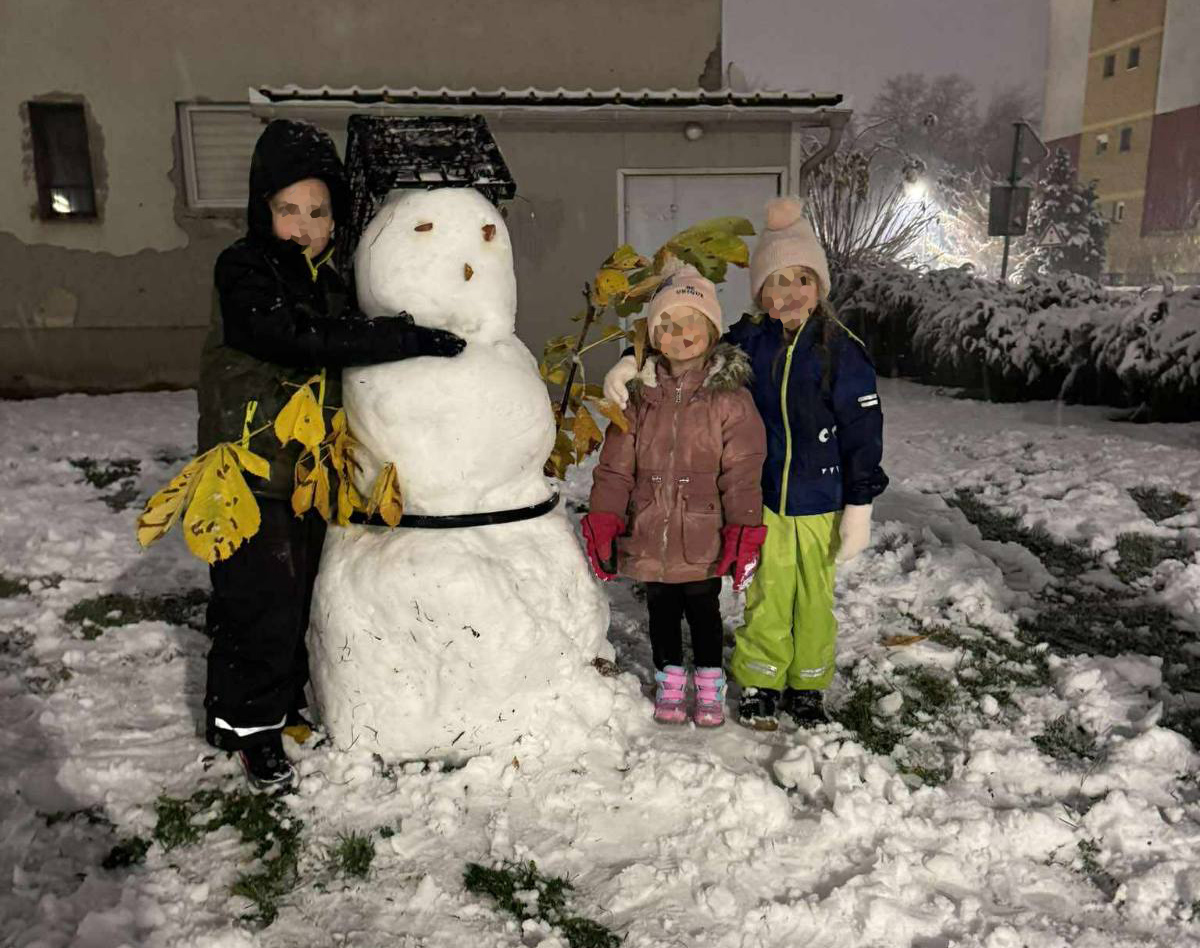 PRVI SNIJEG U DOBOJU: Mališani napravili Snješka Bijelića