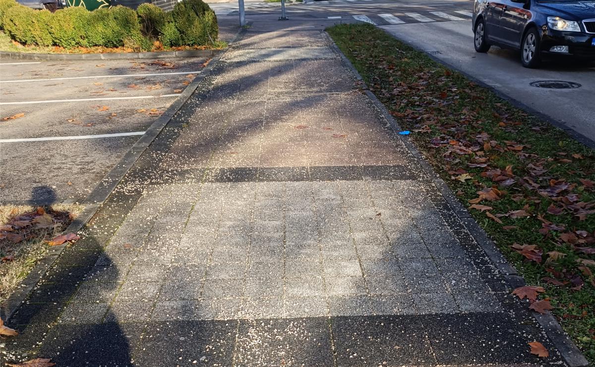 Doboj: Građani hodaju po šljunku nakon prve intervencije zimske službe