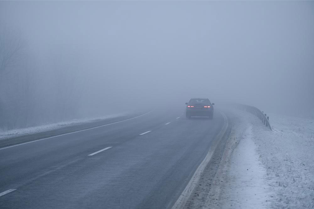 PUTEVI: Magla i poledica usporavaju saobraćaj