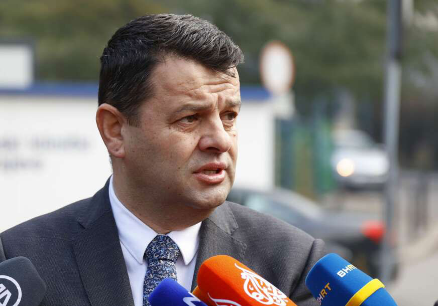 Ministar Hurtić dijelio novac iz budžetske rezerve stranačkim kolegama i rođacima