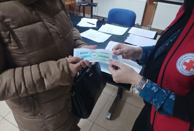 Crveni krst Doboj uručio 17 vaučera djeci bez roditelja