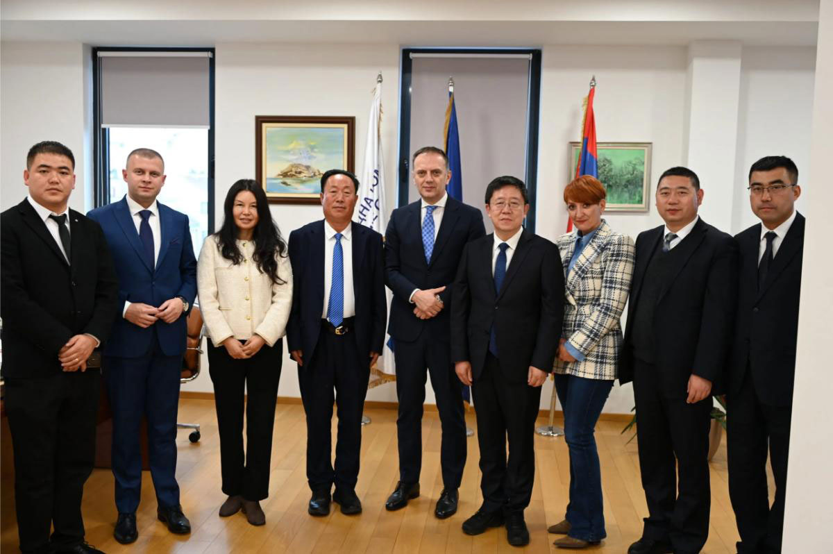 Delegacije Privredne komore Republike Srpske i kineske provincije Gansu tokom sastanka o jačanju privredne saradnje.