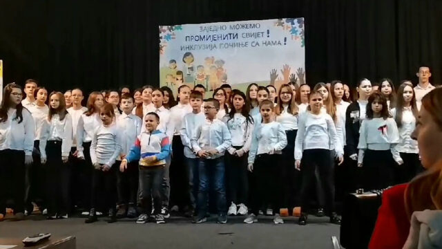 ДОБОЈ, 5. ДЕЦЕМБРА /СРНА/ - У Добоју је данас, поводом Недјеље инклузије, организован богат културни програм у изведби школских секција три градске основне школе и послата порука да свако дијете треба да буде прихваћено у друштву.