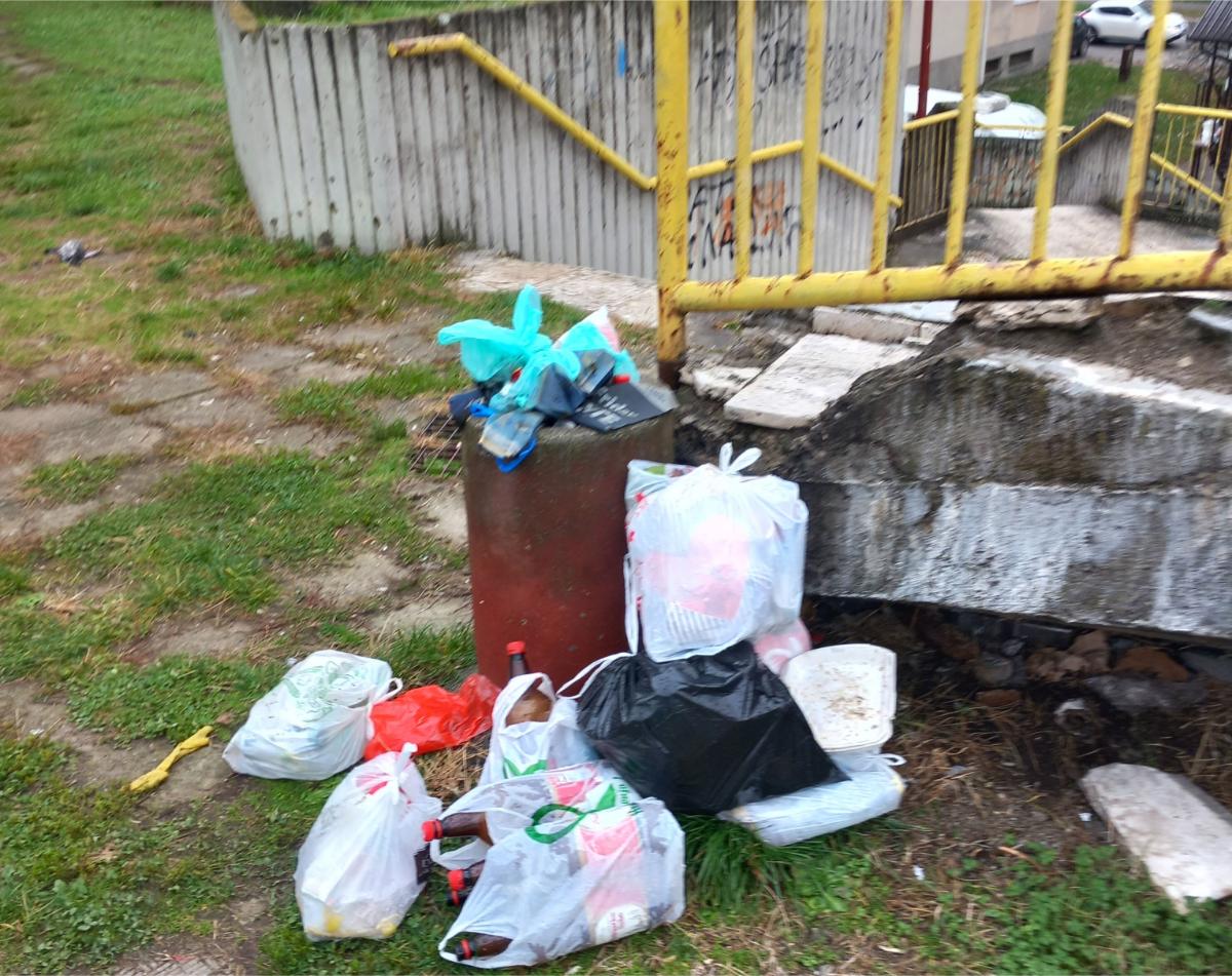 „Nek’ nam je na sramotu“: Naselje Stadion zatrpano otpadom uprkos kontejnerima u blizini