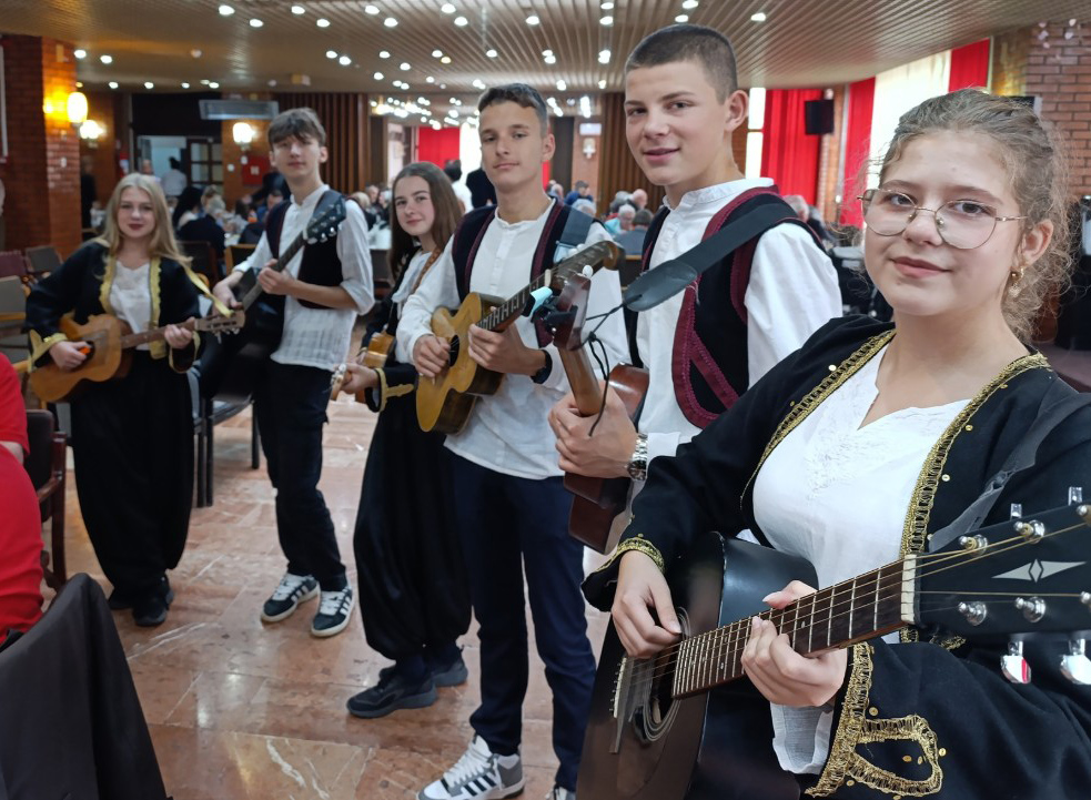 BOŽIĆNI KONCERT: Mladi vareški tamburaši nastupaju u Doboju