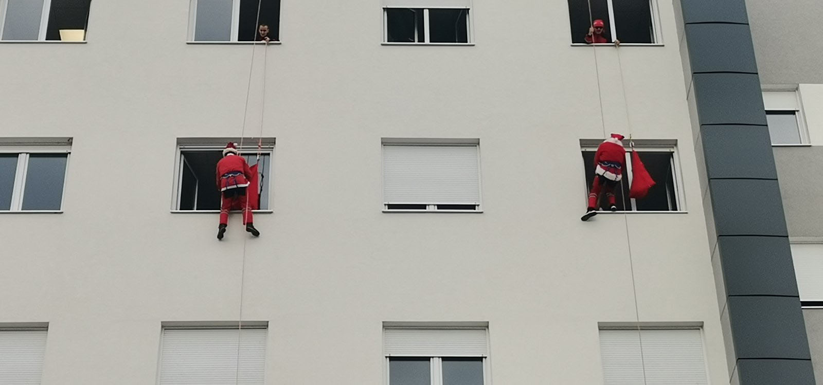 DOBOJ: Spasioci Djeda Mraza spustili konopcima u Bolnicu „Sveti apostol Luka“