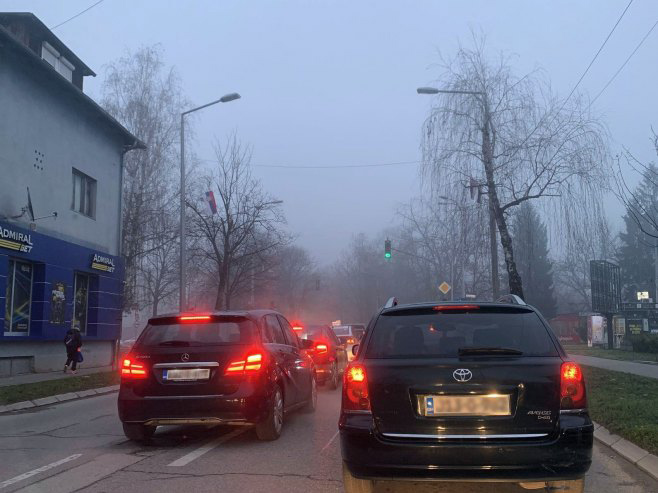 PUTEVI: Magla i mokri kolovozi otežavaju saobraćaj na magistralnim i regionalnim pravcima