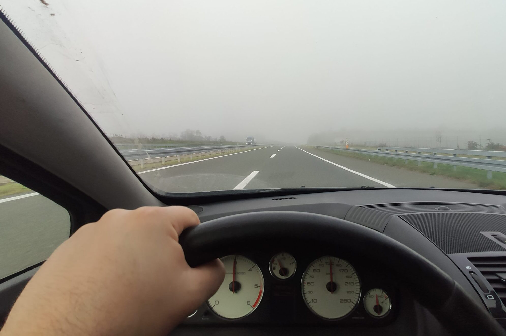 PUTEVI: Magla, radovi i klizišta dodatno otežavaju saobraćaj širom Republike Srpske