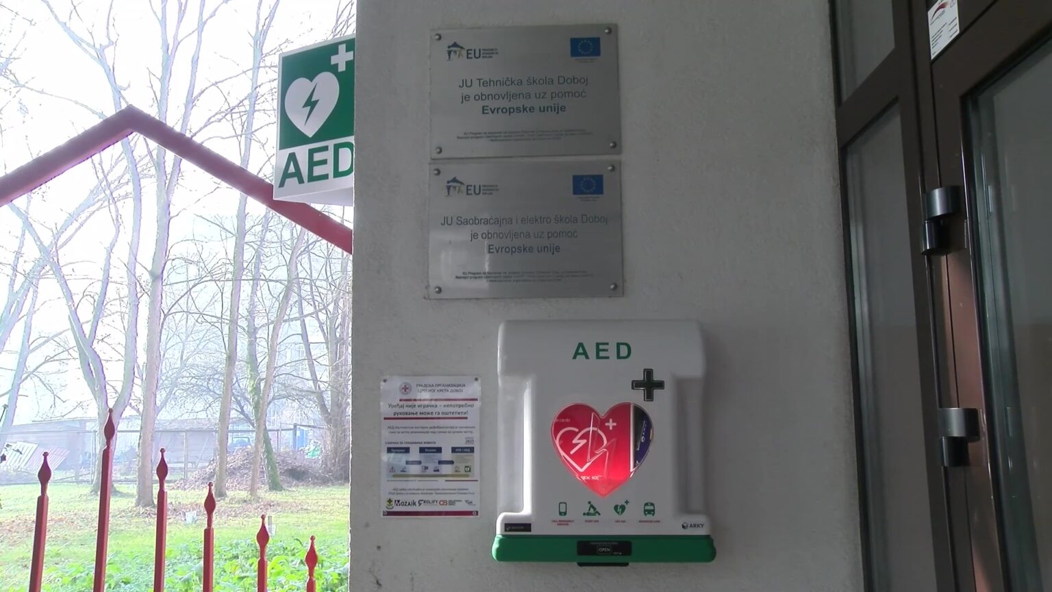 DOBOJ: Automatski defibrilator postavljen na ulazu u Srednjoškolski centar