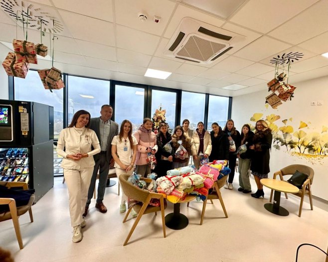 DOBOJ: Učenice OŠ “Vuk Karadžić” obradovale mališane paketićima i dekicama