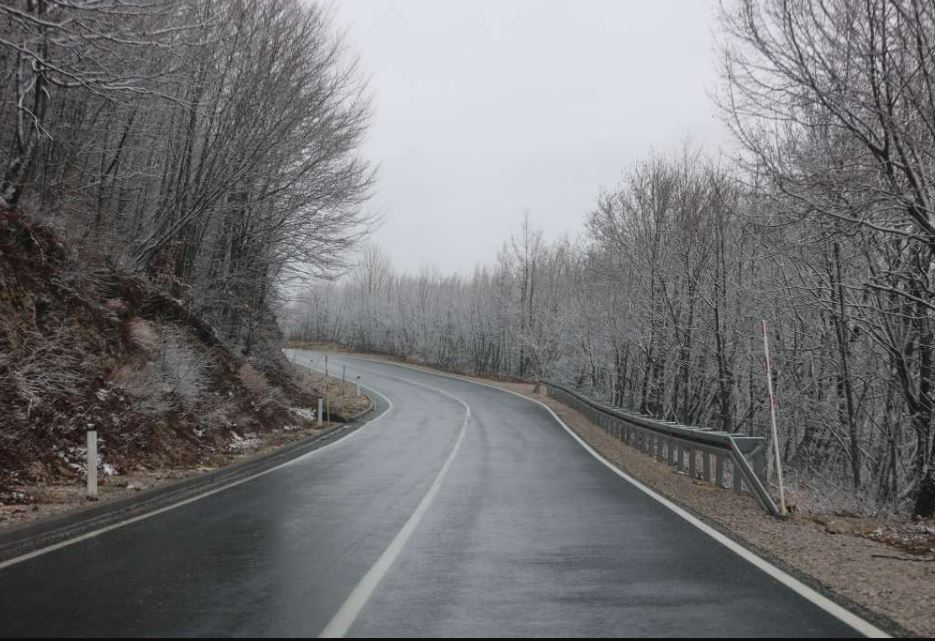 PUTEVI: Snijeg i susnježica otežavaju saobraćaj, duge kolone na granicama