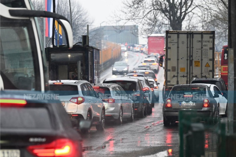 GRANIČNI PRELAZI: Duge kolone vozila na izlazu iz BiH