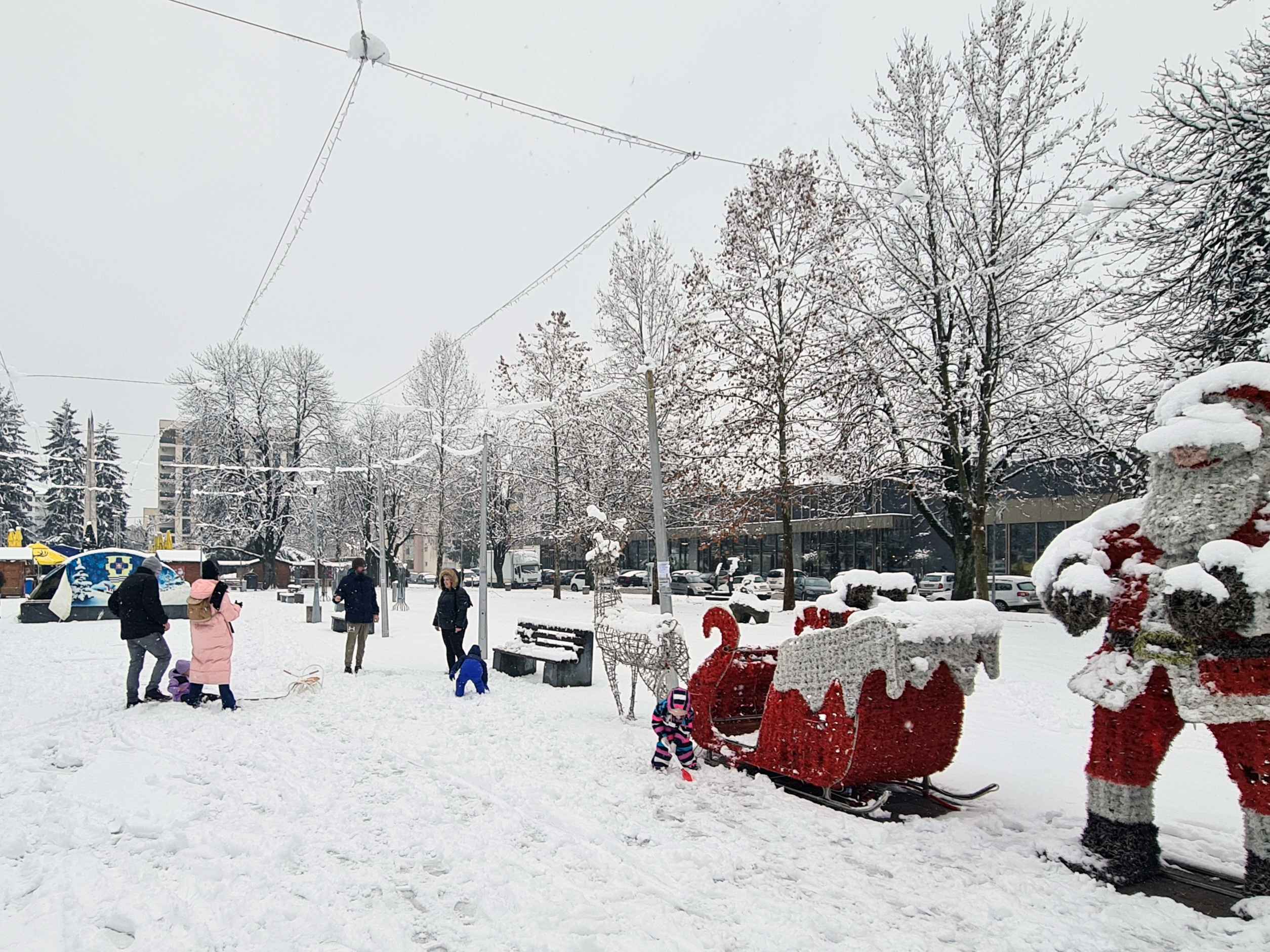 DOBOJ: Snijeg izmamio mališane u Gradski park