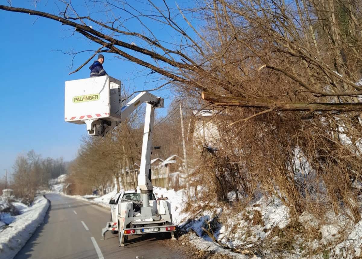 Veliki kvarovi na elektroenergetskoj mreži: Brojna naselja na području Doboja i dalje bez struje