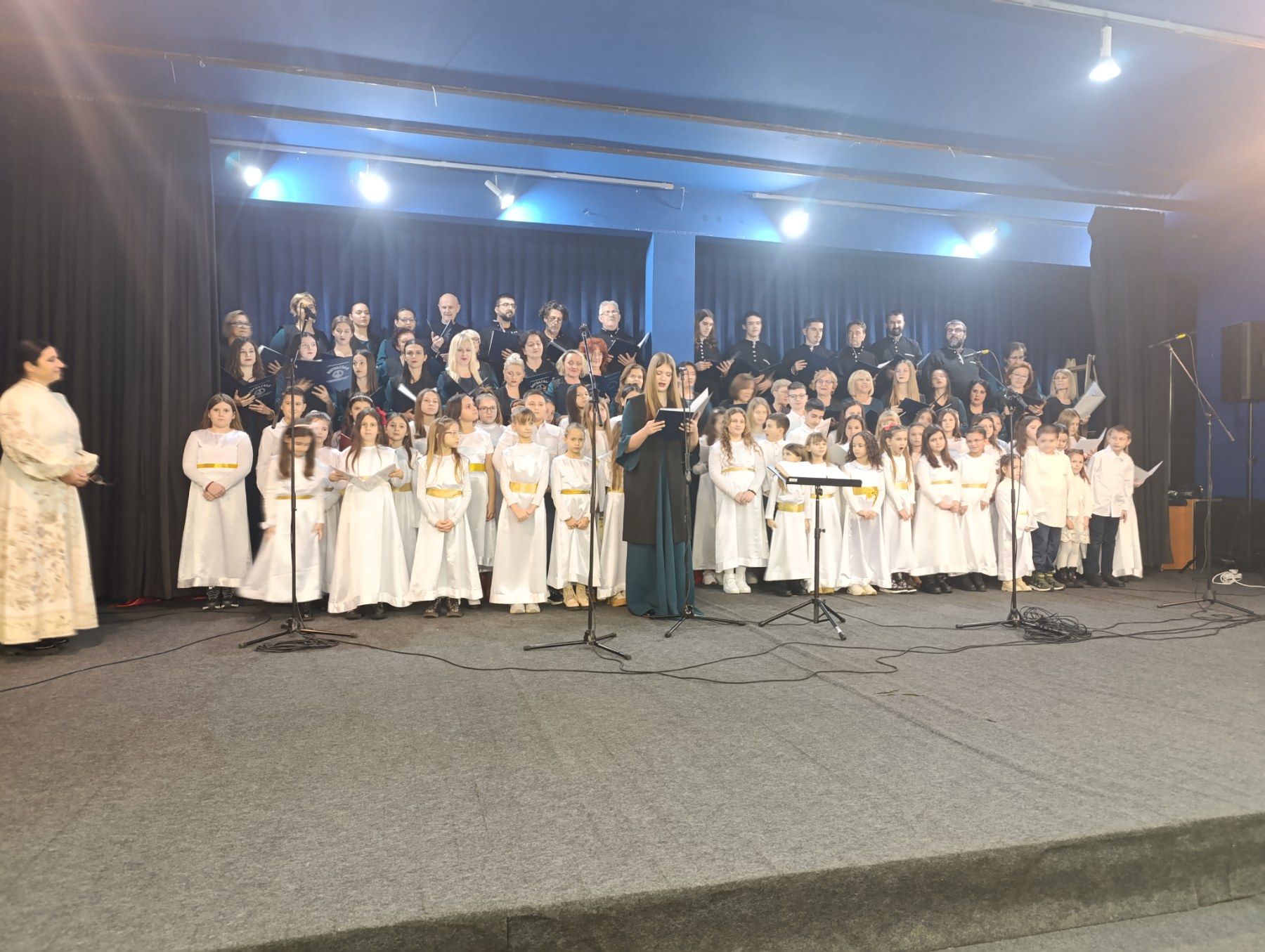 DOBOJ: Božićni koncert horova „Javor“ i „Bogoljublje“ ispunio dobojski hram molitvom i radošću