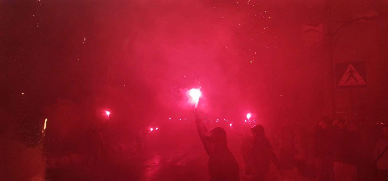 DOBOJ: Bakljada navijačke grupe "Vojvode 1990" povodom rođendana Srpske