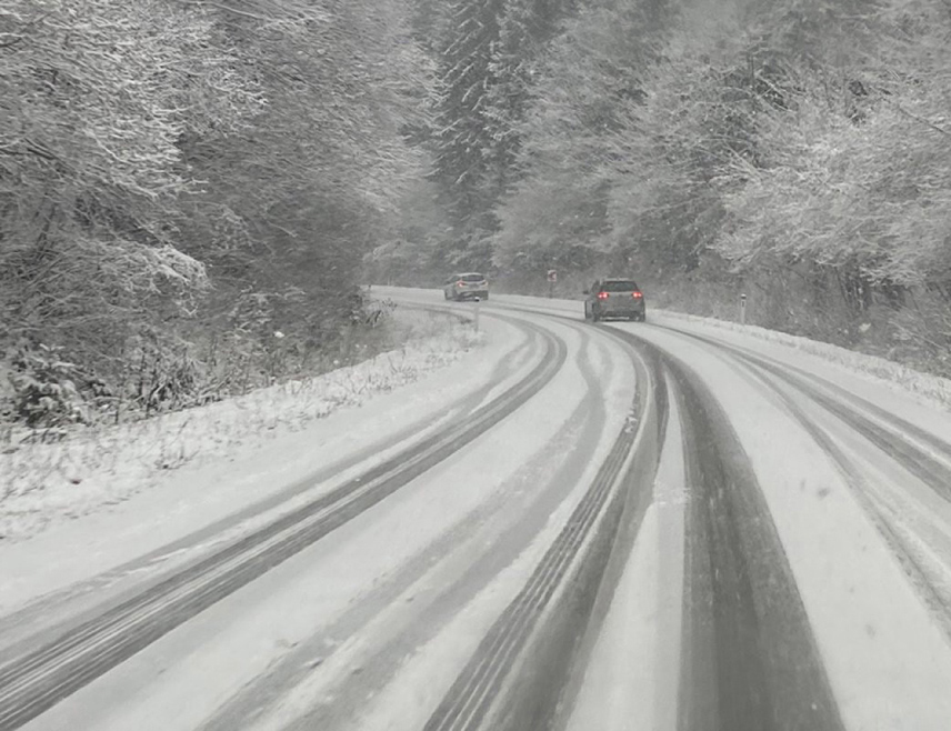 PUTEVI: Zimski uslovi i brojna ograničenja stvaraju probleme vozačima