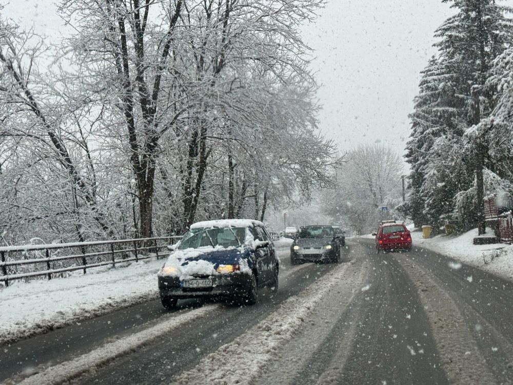 PUTEVI: Zimski uslovi i radovi usporavaju vožnju na magistralnim i regionalnim pravcima