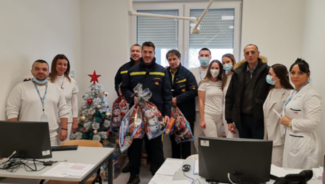 DOBOJ: Poštari obradovali mališane u Bolnici "Sveti apostol Luka"