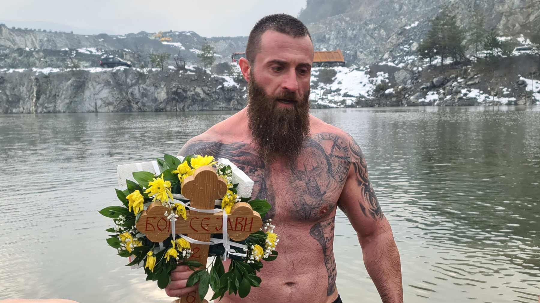 PETROVO: Damir Dejanović prvi doplivao do Časnog krsta