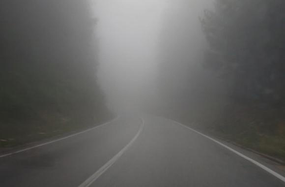 PUTEVI: Vlažni kolovozi, magla i oprez zbog poledice
