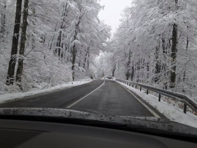PUTEVI: Kiša i snijeg otežavaju saobraćaj, brojna ograničenja i radovi širom Srpske