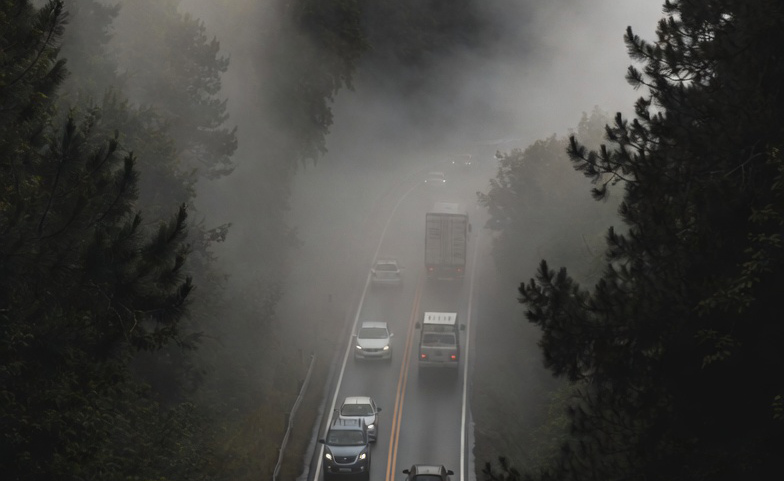 PUTEVI: Mokri kolovozi, magla i brojni radovi usporavaju saobraćaj