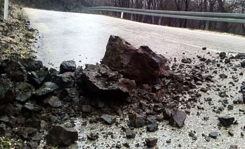 PUTEVI: Oprez zbog magle i odrona