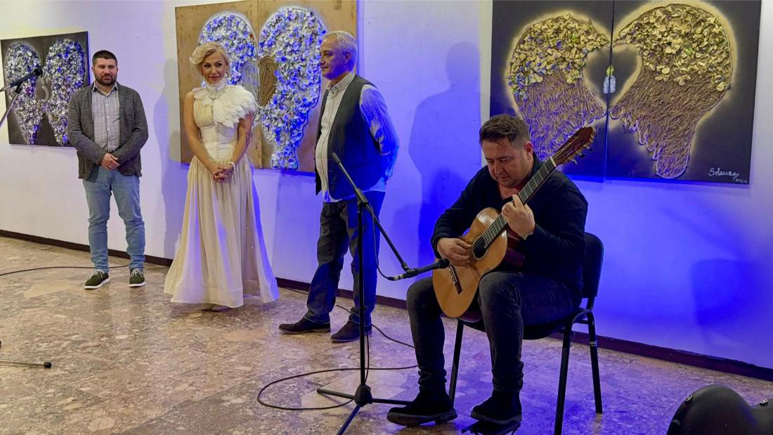 Snažne poruke ljubavi i nade: U Tuzli otvorena izložba „Krila anđela“ autorice Selme Hadžić