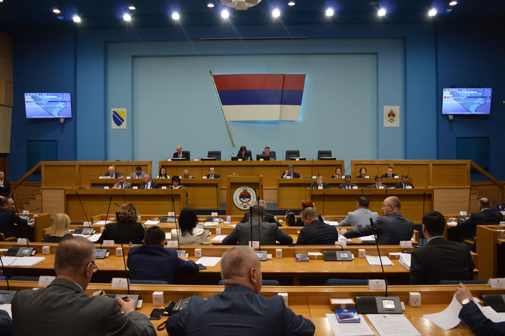 Ko su doktori nauka, a ko vlasnici sumnjivih diploma u Narodnoj skupštini RS