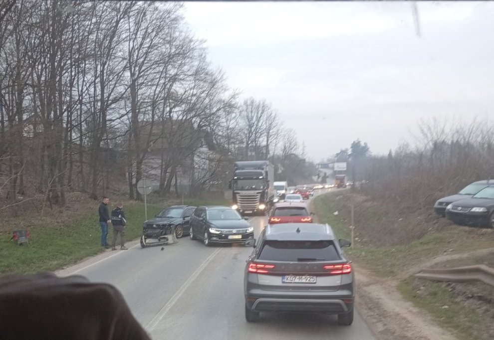 Sudar dva vozila u Pločniku: Otežan saobraćaj na pravcu ka Doboju