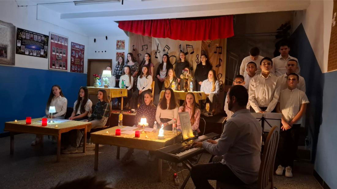 Veče muzike u OŠ „Ozren“ Donja Paklenica okupilo učenike, roditelje i nastavnike