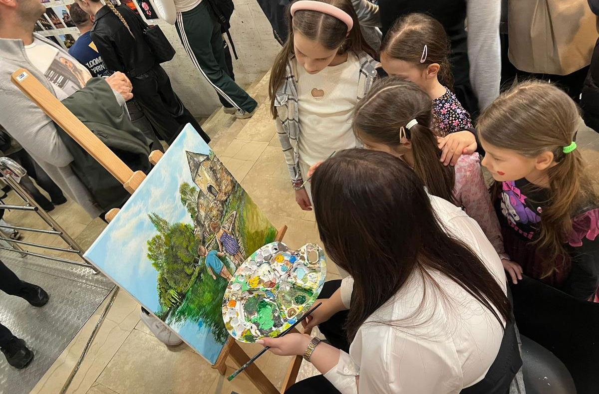 Dobojsku umjetnicu Valentinu Stojanović publika u Banjoj Luci pratila tokom nastajanja slike na humanitarnoj izložbi