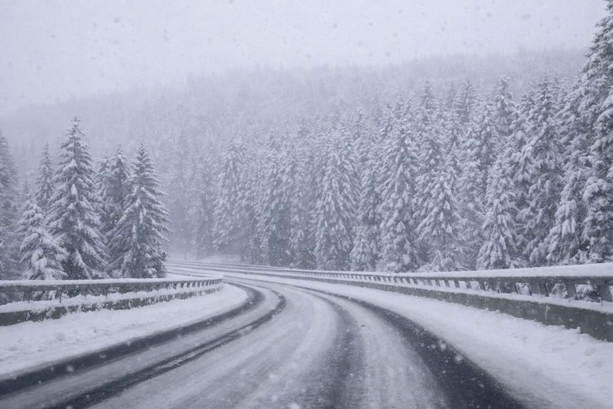 PUTEVI: Mokri kolovozi, otežana vožnja i snijeg na planinskim prevojima