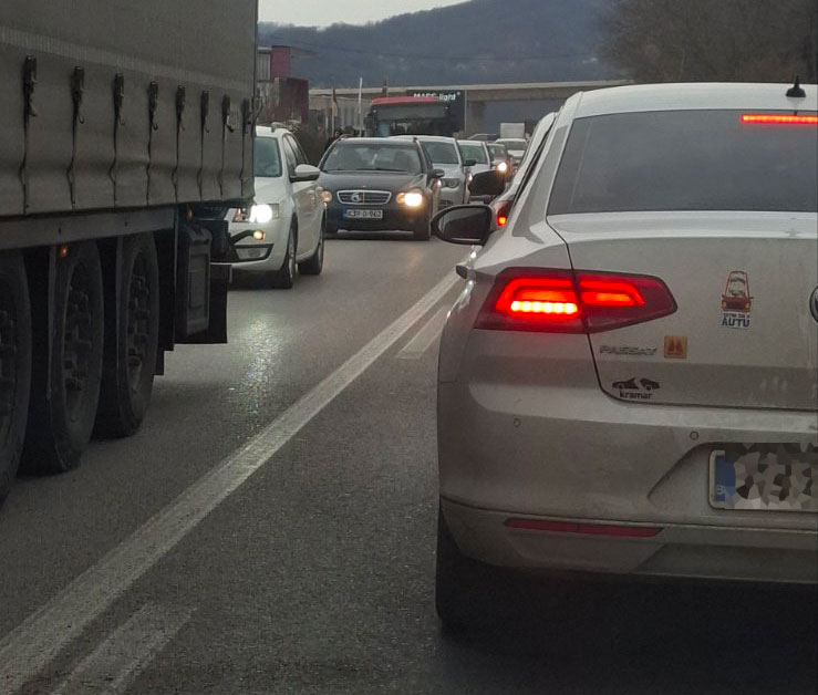 PUTEVI: Pojačan saobraćaj, posebno u gradskim centrima