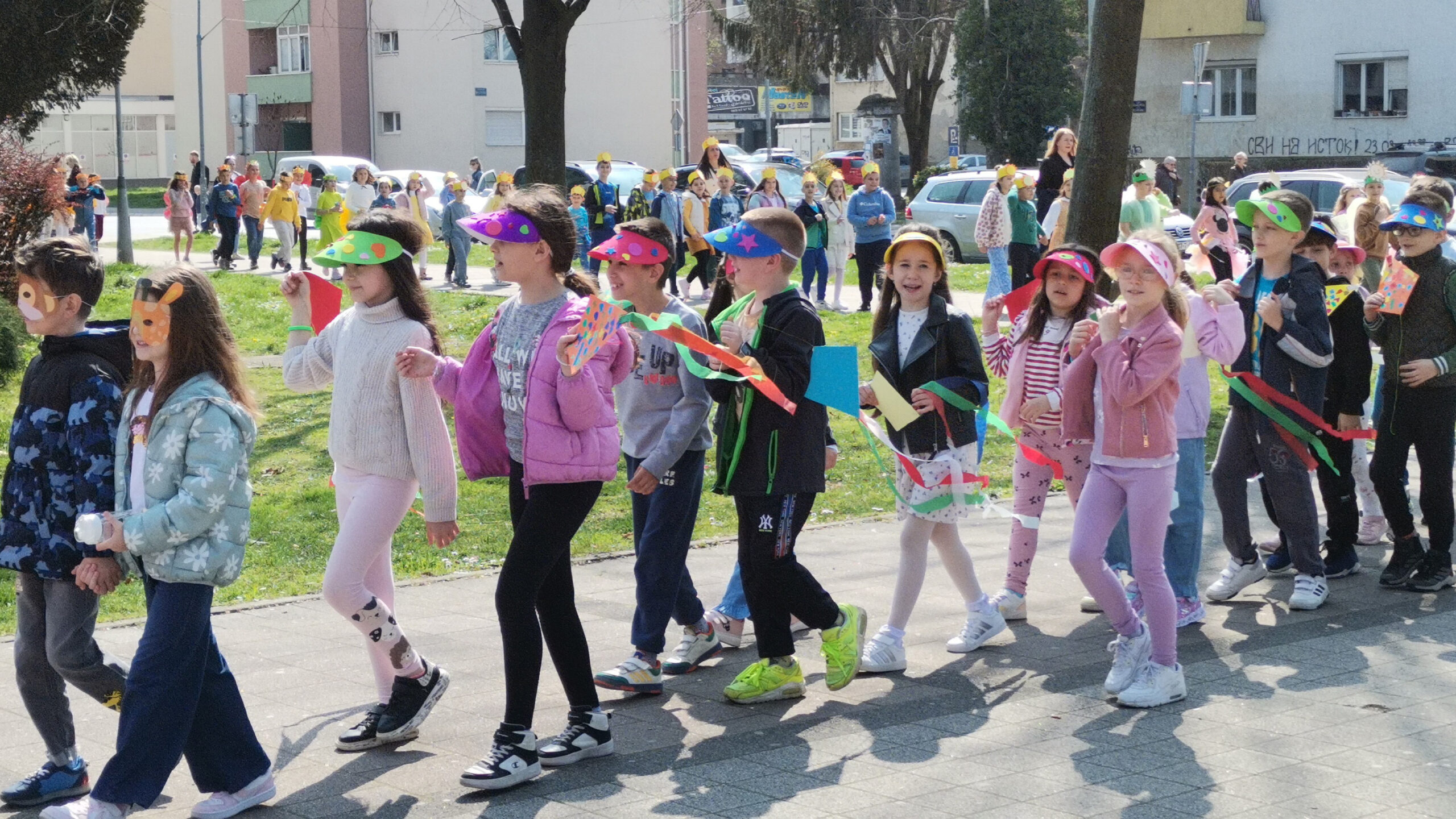 ДОБОЈ, 23. МАРТА /СРНА/ - Основци добојске школе "Доситеј Обрадовић" честитали су суграђанима долазак прољећа у Парку народних хероја уз богате културне садржаје за ово годишње доба.