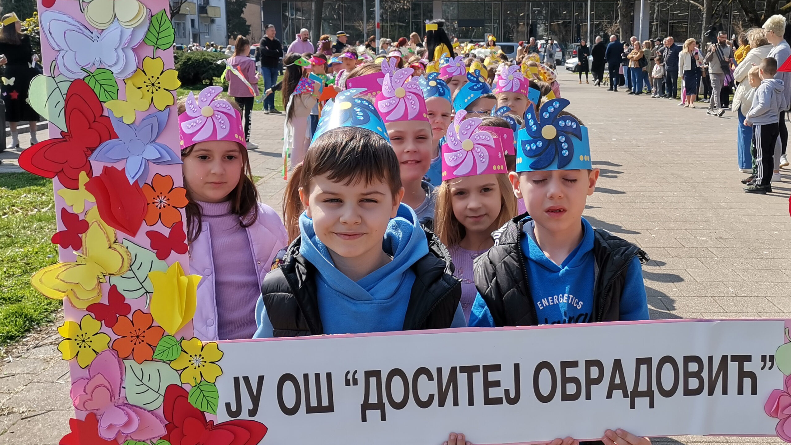 ДОБОЈ, 23. МАРТА /СРНА/ - Основци добојске школе "Доситеј Обрадовић" честитали су суграђанима долазак прољећа у Парку народних хероја уз богате културне садржаје за ово годишње доба.