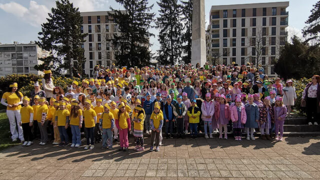 DOBOJ: Osnovci sugrađanima čestitali proljeće