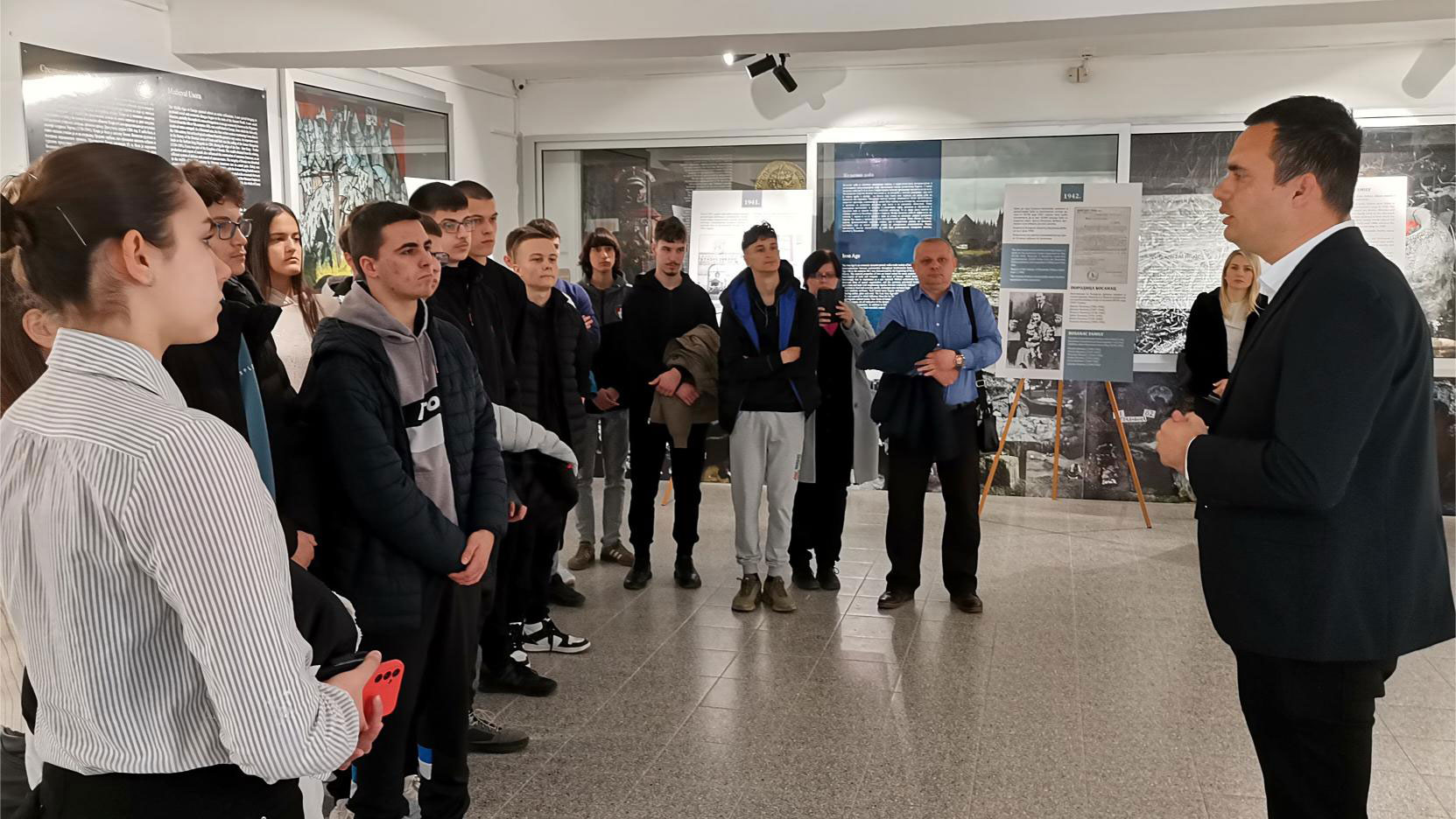 DOBOJ: Otvorena izložba "Jasenovački stradalnici"