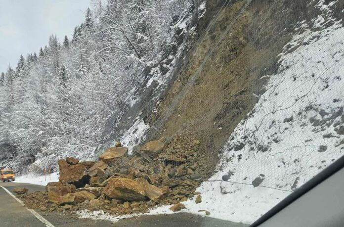 PUTEVI: Snijeg, odroni i poplave blokirali puteve – brojni pravci zatvoreni