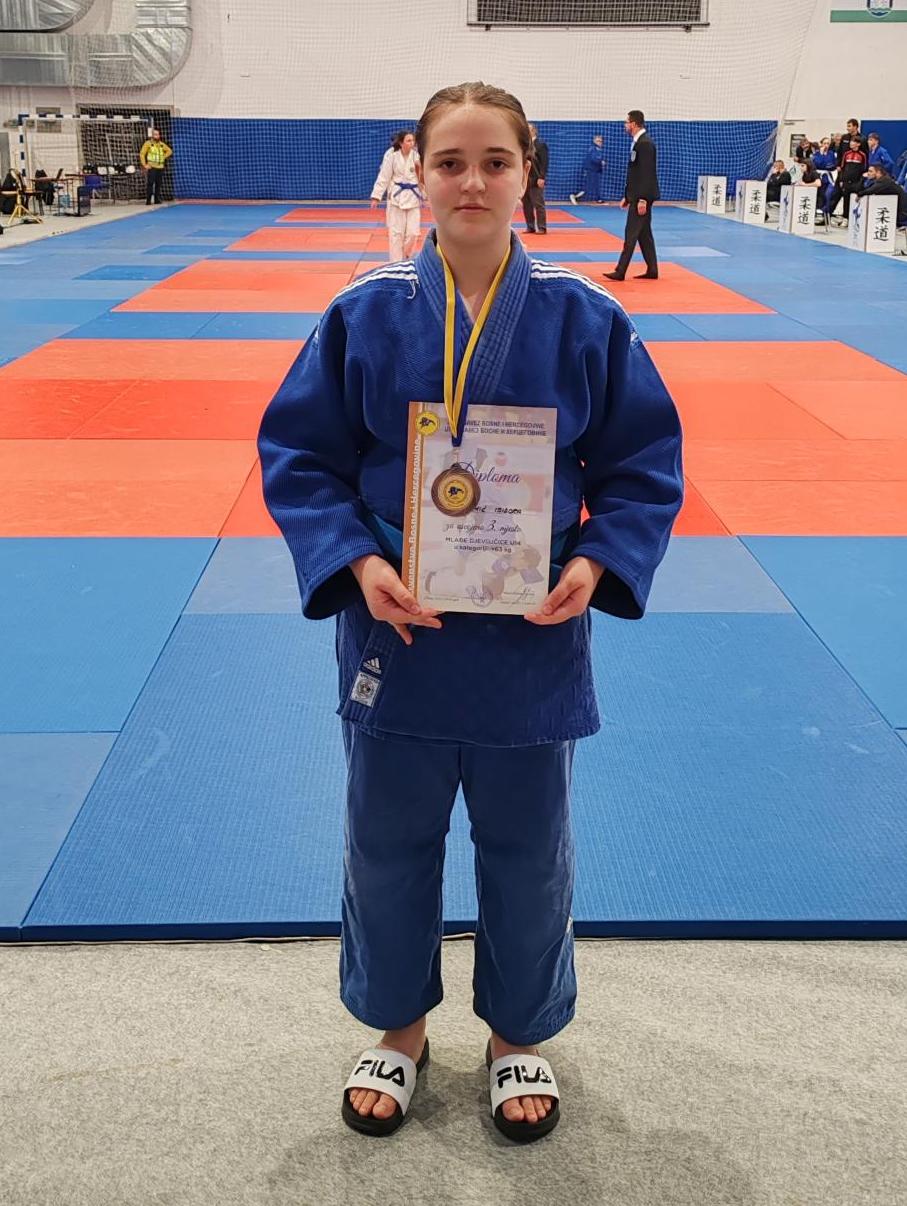 PETROVO Isidora Jeremic bronza 01