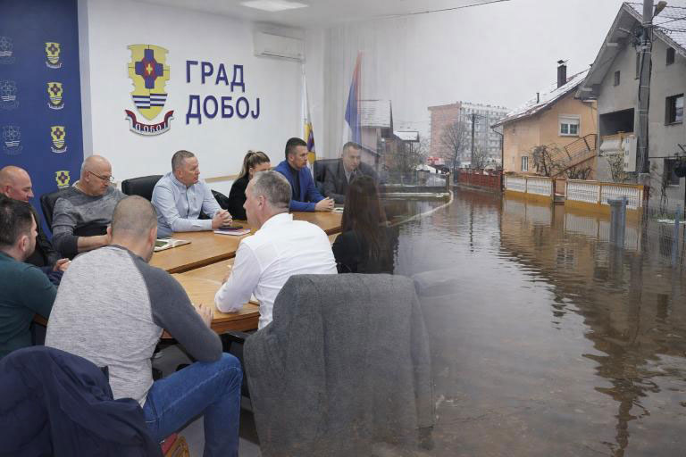 JAVNO PITANJE GRADU DOBOJ: Ko sjedi za tim stolom i ko odgovara kada voda uđe u kuće?