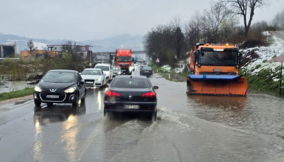 PUTEVI: Mokri i klizavi kolovozi, otežan saobraćaj širom Srpske i FBiH