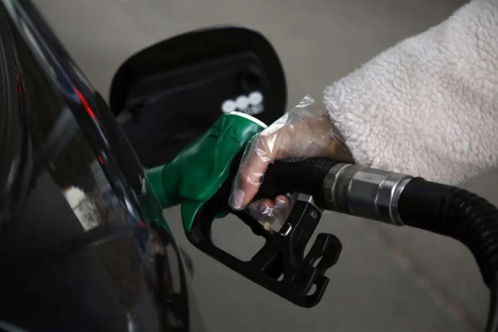 Gorivo jeftinije za 10 feninga: Ekonomska mjera ili populizam Vlade Republike Srpske