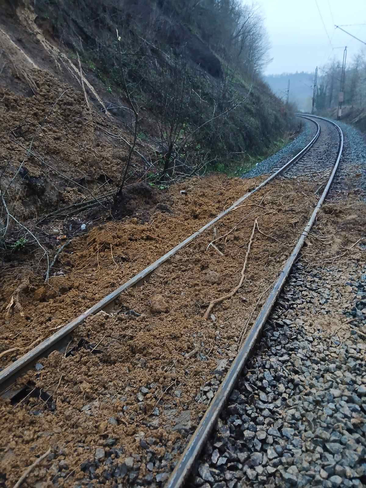DOBOJ Voz naletio na odron nema povrijedjenih 01