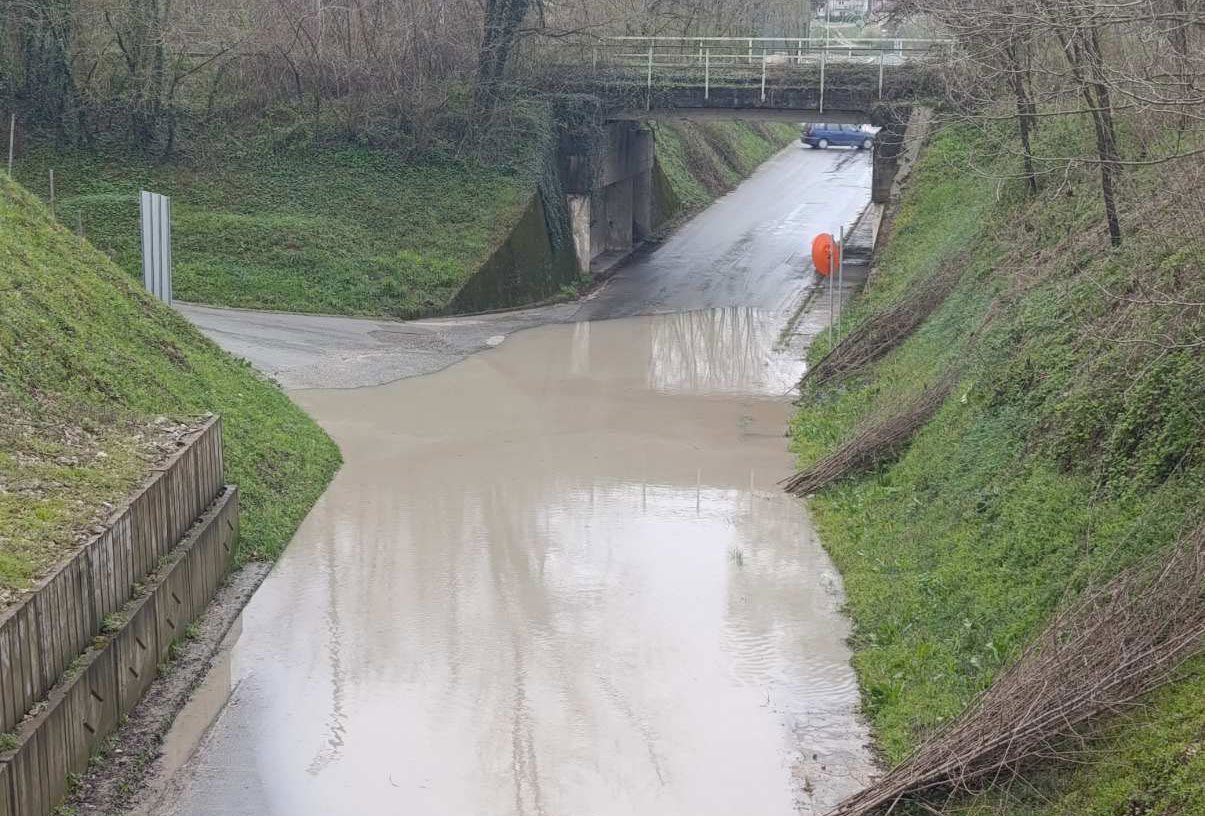 PUTEVI: Obilne padavine donijele prekide i otežano odvijanje saobraćaja širom zemlje